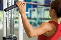 woman doing lat pulldown